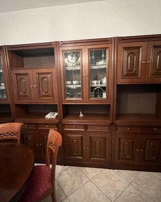 Mobile credenza con tavolo e sedie