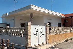 Casa sul mare a Casalabate. Fronte mare.Arredato