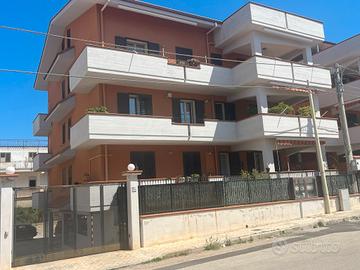 Appartamento con veranda e giardino + posto auto