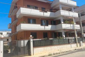 Appartamento con veranda e giardino + posto auto
