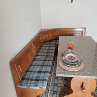 cassapanca con tavolo in granito