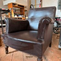 Poltrona marrone in similpelle