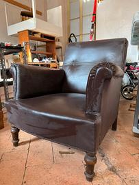 Poltrona marrone in similpelle