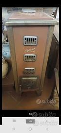 Antichissima stufa a legna. "Angolo vintage"