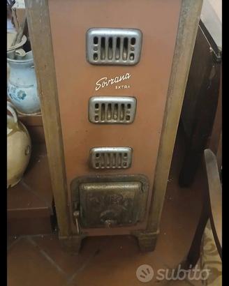 Antichissima stufa a legna. "Angolo vintage"