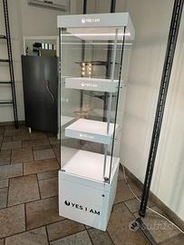 Vetrina verticale illuminata