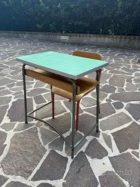 Banco da scuola vintage da bambino ben conservato