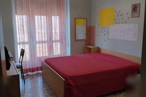 Camera con balcone per ragazza