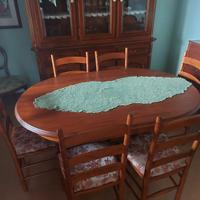 Tavolo vintage in legno massiccio con sedie
