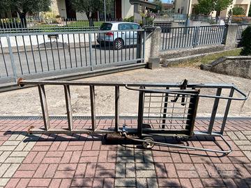 Scala in ferro zincato con platea regolabile
