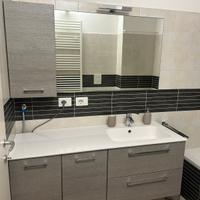 Bagno completo con specchio e luce sullo specchio