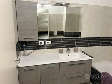 Bagno completo con specchio e luce sullo specchio