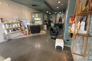 Negozio parrucchiera LEGGI