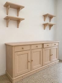 Credenza in legno chiaro