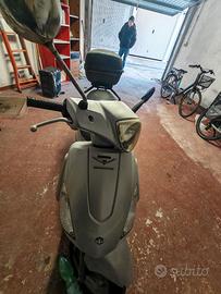 Scooter piaggio fly 150