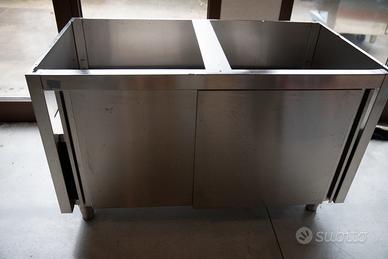 Mobile in acciaio inox con ante scorrevoli 130x70