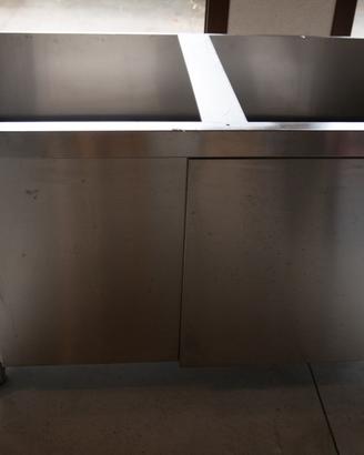 Mobile in acciaio inox con ante scorrevoli 130x70
