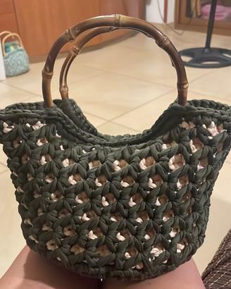 Borsa uncinetto verde e panna manici bambù