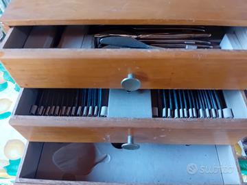 cassettiera vintage con servizio di posate 