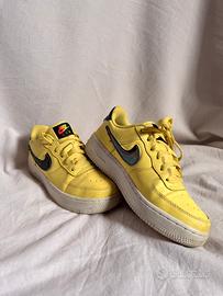 Nike Air Force 1 Low gialle con dettagli neri