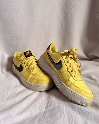 Nike Air Force 1 Low gialle con dettagli neri