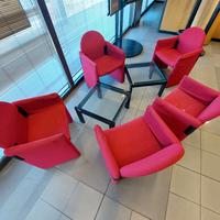 salotto ufficio rosso e tavoli con ripiano vetro