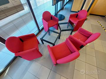 salotto ufficio rosso e tavoli con ripiano vetro