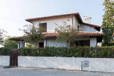 Villa di 130 m² con 4 locali e posto auto a Comacc