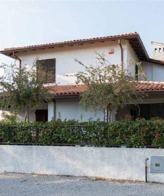Villa di 130 m² con 4 locali e posto auto a Comacc
