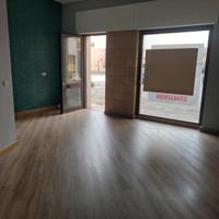 Locale Commerciale Piazza Camine Aradeo - 400