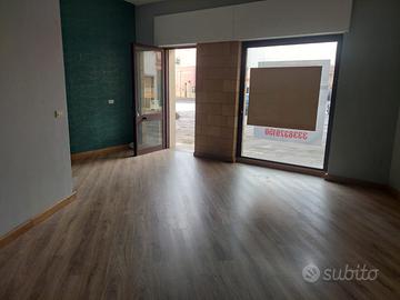 Locale Commerciale Piazza Camine Aradeo - 400