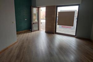 Locale Commerciale Piazza Camine Aradeo - 400