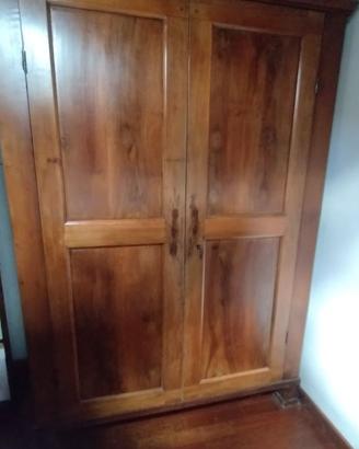 Armadio antico in legno massello a due ante