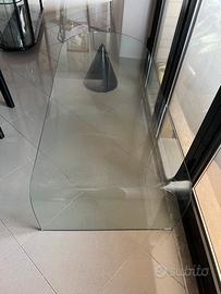 Tavolo basso in cristallo curvo