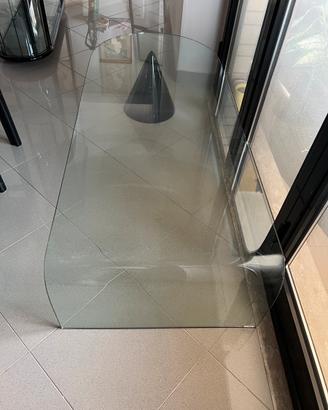 Tavolo basso in cristallo curvo