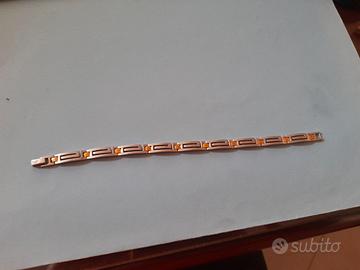 Elegante bracciale da uomo con inserti dorati.  -