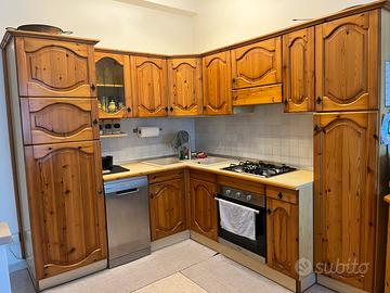Cucina rustica in legno e zona pranzo