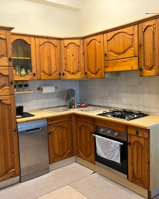 Cucina rustica in legno e zona pranzo