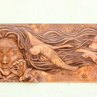 Bassorilievo Legno. Ragazza con lo scacciapensieri