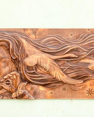 Bassorilievo Legno. Ragazza con lo scacciapensieri