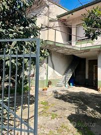 Guspini- Villa da ristrutturare libera su 3 lati