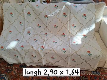 tovaglia vintage di lino con ricami colorati