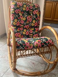 Sedia a dondolo in vimini  con cuscino