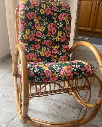 Sedia a dondolo in vimini  con cuscino