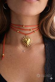 Choker scamosciato arancione con ciondolo sole