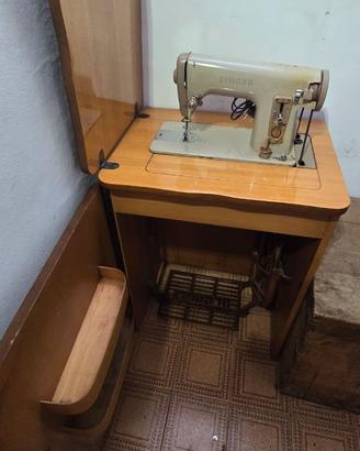 Macchina da cucire vintage SINGER con mobiletto in