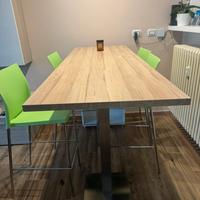 Tavolo penisola con sgabelli