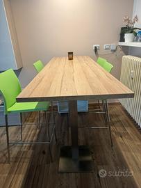 Tavolo penisola con sgabelli