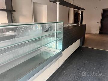 Bancone bar professionale completo con vetrina