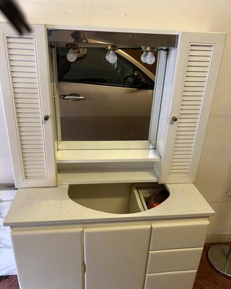 Arredo bagno con specchio